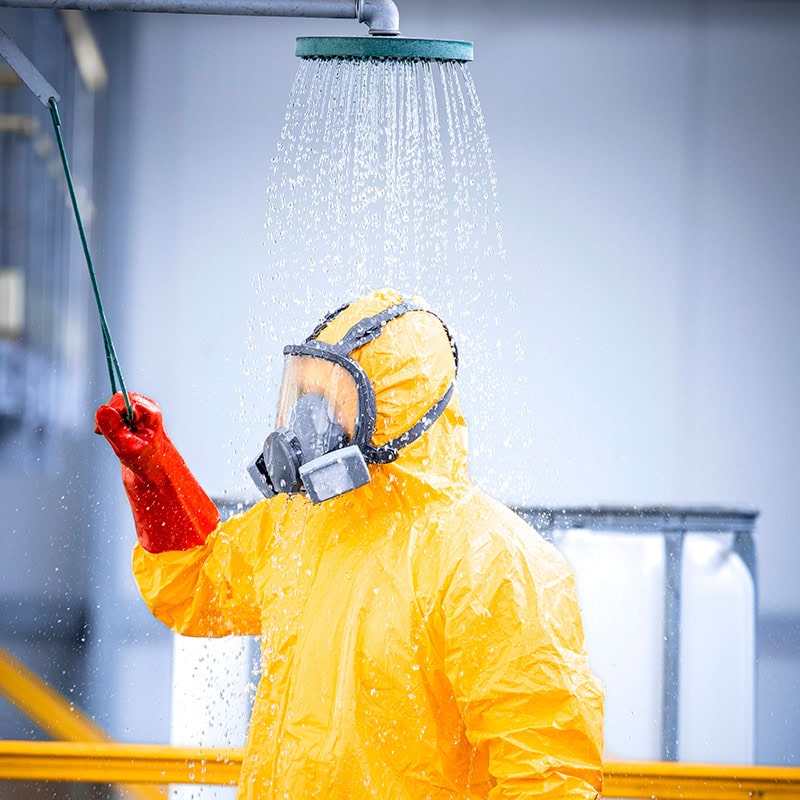 ProSafety hätäsuihkut_1 x - ProSafety Turvadušid tagavad tööohutuse kemikaalidega kokkupuutel. Avariidušid, näoturvadušid ja kehadušid pakuvad kiiret abi ning ennetavad raskeid vigastusi.