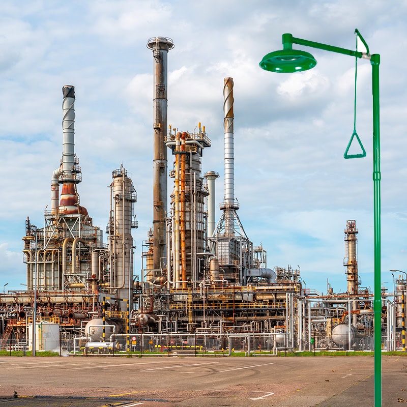 ProSafety hätäsuihkut_teollisuuslaitokset 1366x768 - ProSafety Turvadušid tagavad tööohutuse kemikaalidega kokkupuutel. Avariidušid, näoturvadušid ja kehadušid pakuvad kiiret abi ning ennetavad raskeid vigastusi.